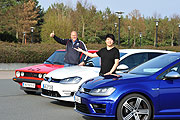 Hans-Joachim Stuck und Lang Lang vor den Volkswagen Modellen (v.l.n.r.) Golf 1 GTI, Golf GTE und Golf R